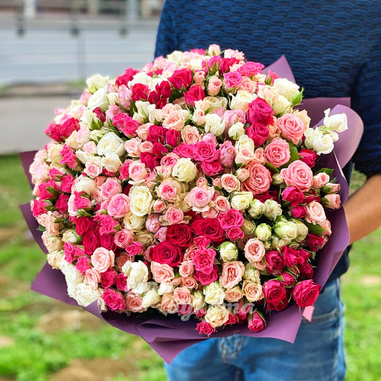 39 кустовых роз (в руках флориста)