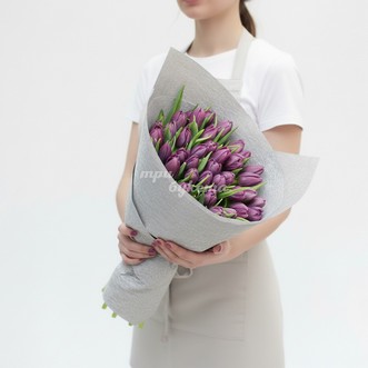 49 тюльпанов в крафте