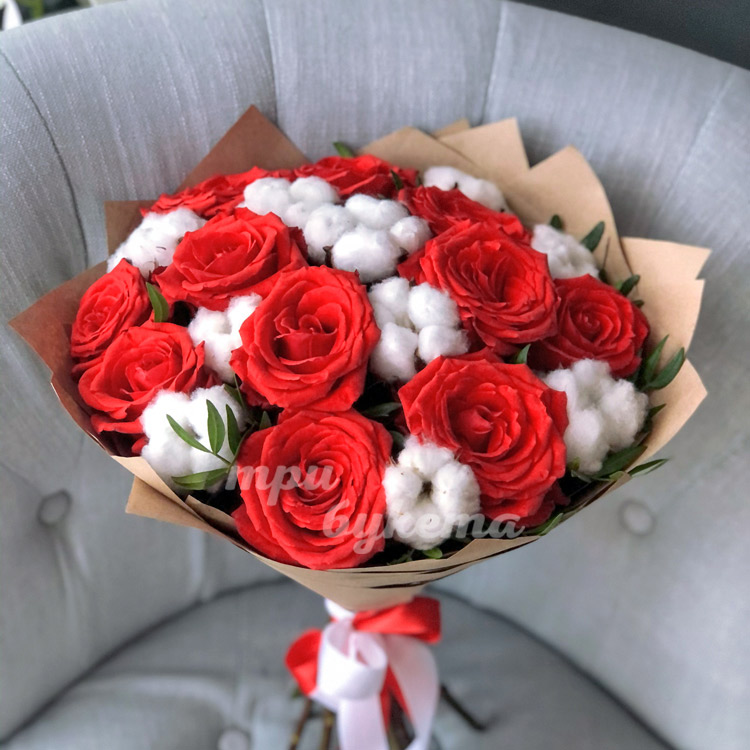 Букет из бордовых роз (вид сверху)