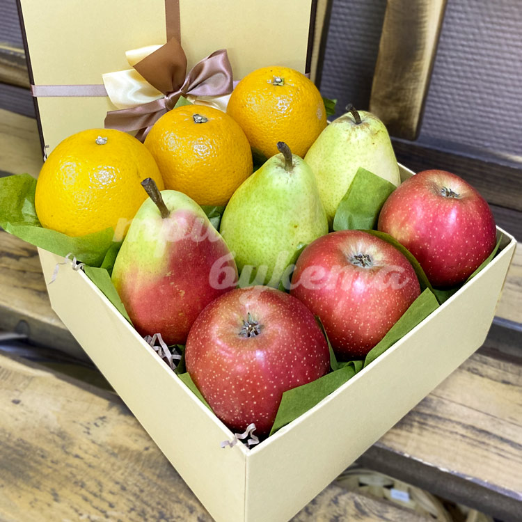 Коробочка с яблоками, грушами и апельсинами (крупный план)