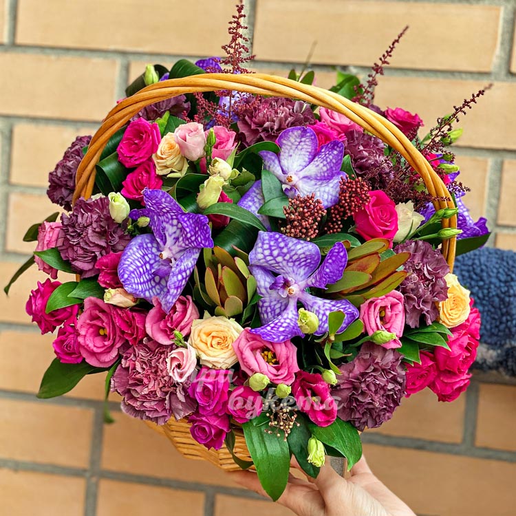 Корзина с орхидеями и розами (крупный план)