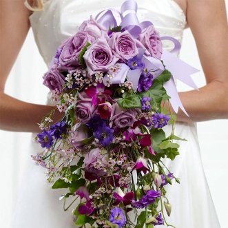 Букет невесты из дендробиума и роз «Сила цвета»