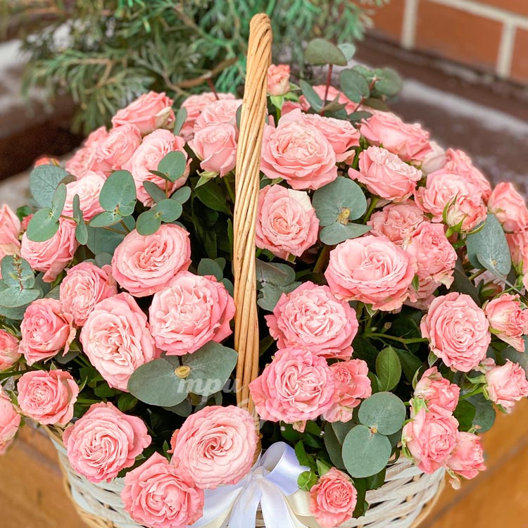 Корзина кустовых роз (вид сверху)