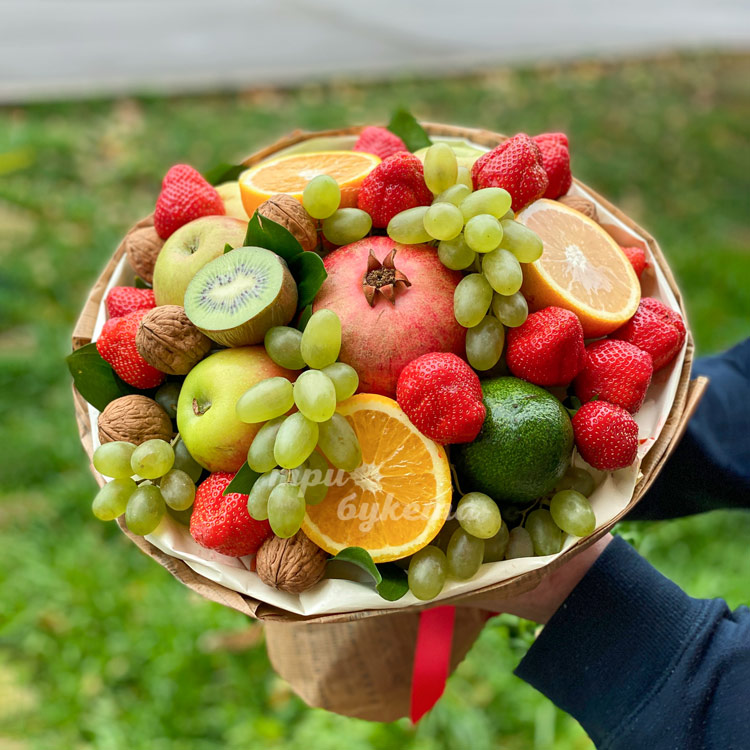 Букет из яблок и гранат