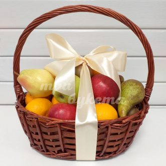 Корзина с грушами и мандаринами