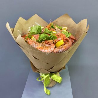 Букет из креветок, лимона и салата Букет из креветок, лимона и салата