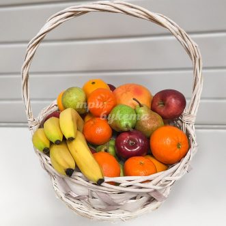 Бананы, мандарины и груши в корзине