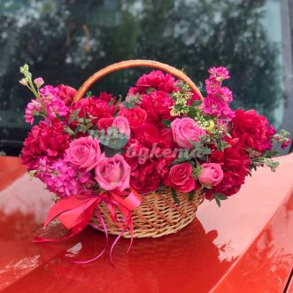 Пионы, маттиолы и розы в корзине Пионы, маттиолы и розы в корзине