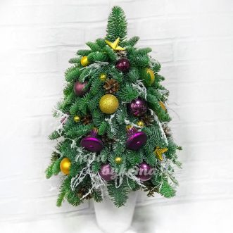 Елка из нобилиса с шишками и шарами