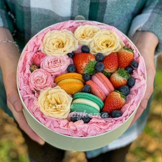 Мини-коробка из макарун и клубники