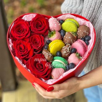 Розы и клубника в шоколаде в коробке