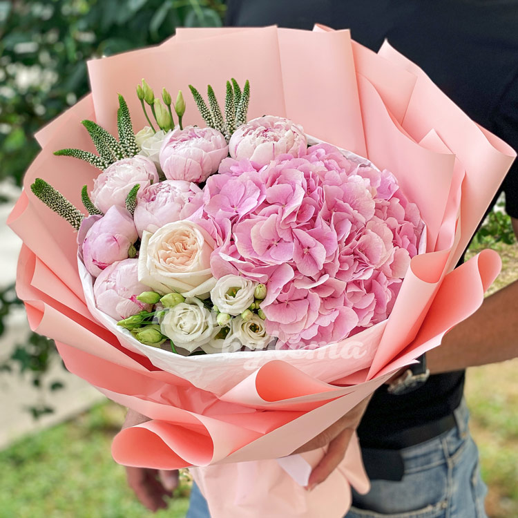 Букет из розовой гортензии и пионов (крупный план)