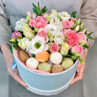 Эустомы и макаруны в коробке