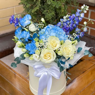 Коробка с эустомами, гвоздиками и розами