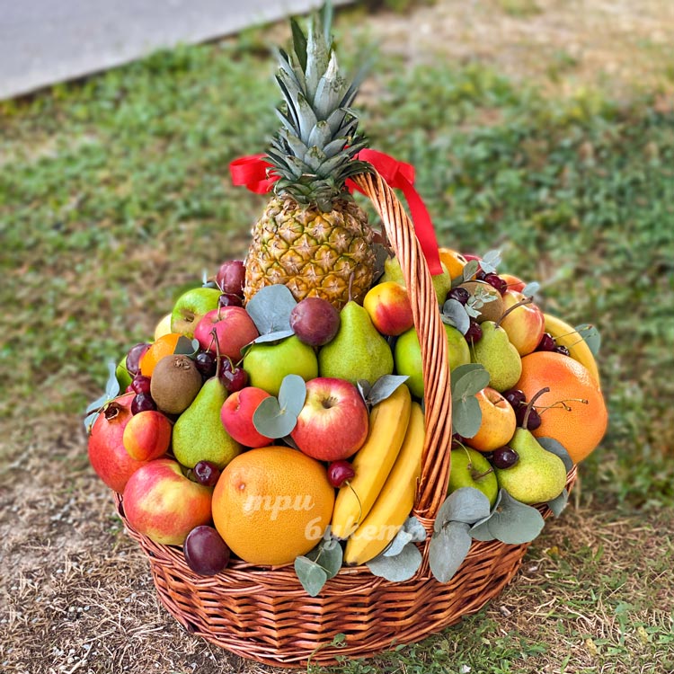 Корзина фруктов с эвкалиптом (вид сбоку)