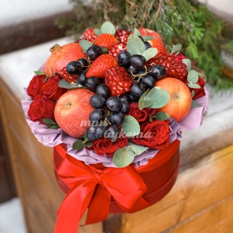 frukty-i-cvety-v-novogodnej-korobke