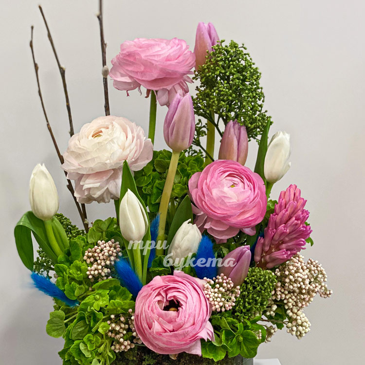 Композиция ранункулюсов и тюльпанов в вазе (крупный план)