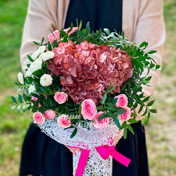 Бордовая гортензия с розовыми розами (крупный план)