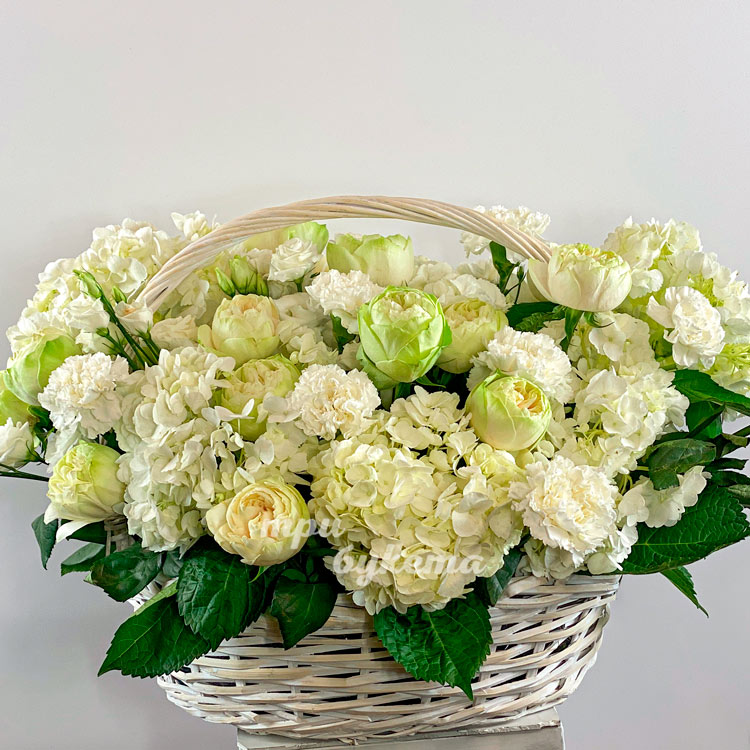 Корзина белых гортензий, гвоздик и роз (крупный план)