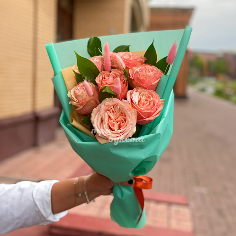 Букет из 7 персиковых роз с лагурусом