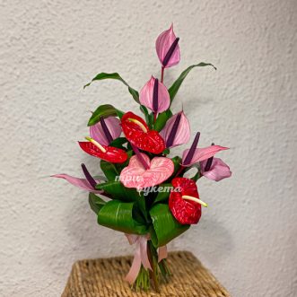 Букет из розовых и красных антуриумов