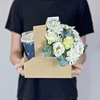 Бокс с кофе и белыми хризантемами