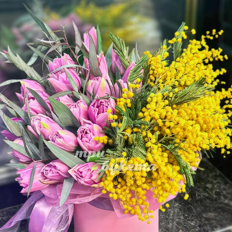 Шляпная коробка с мимозой и тюльпанами (крупный план)