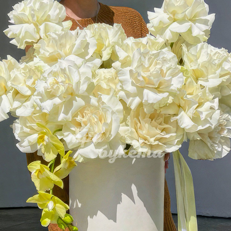 Коробка белых французских роз с орхидеями (крупный план)