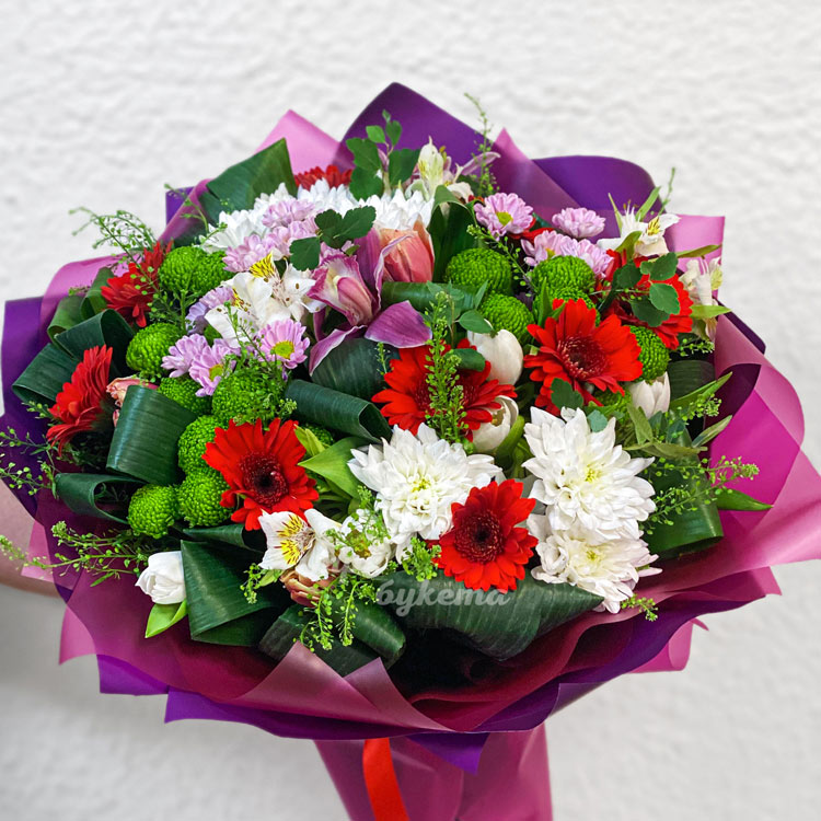 Яркий букет гербер, хризантем и тюльпанов (крупный план)