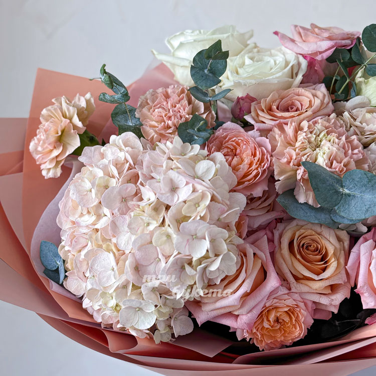 Нежно-персиковый букет роз и гортензий (крупный план)